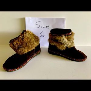 Woman’s bearpaw boots size 6